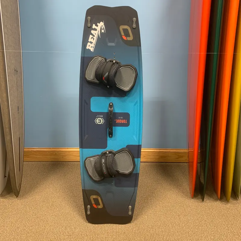 Pre-Loved Ozone Torque V3 Kiteboard – 136Cm With Bindings 1